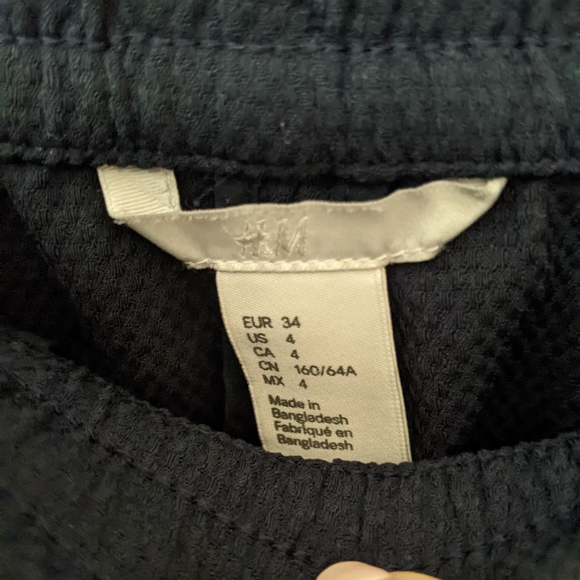 Beautiful H&M Navy Vacay Pants w Pockets - Picture 4 of 5